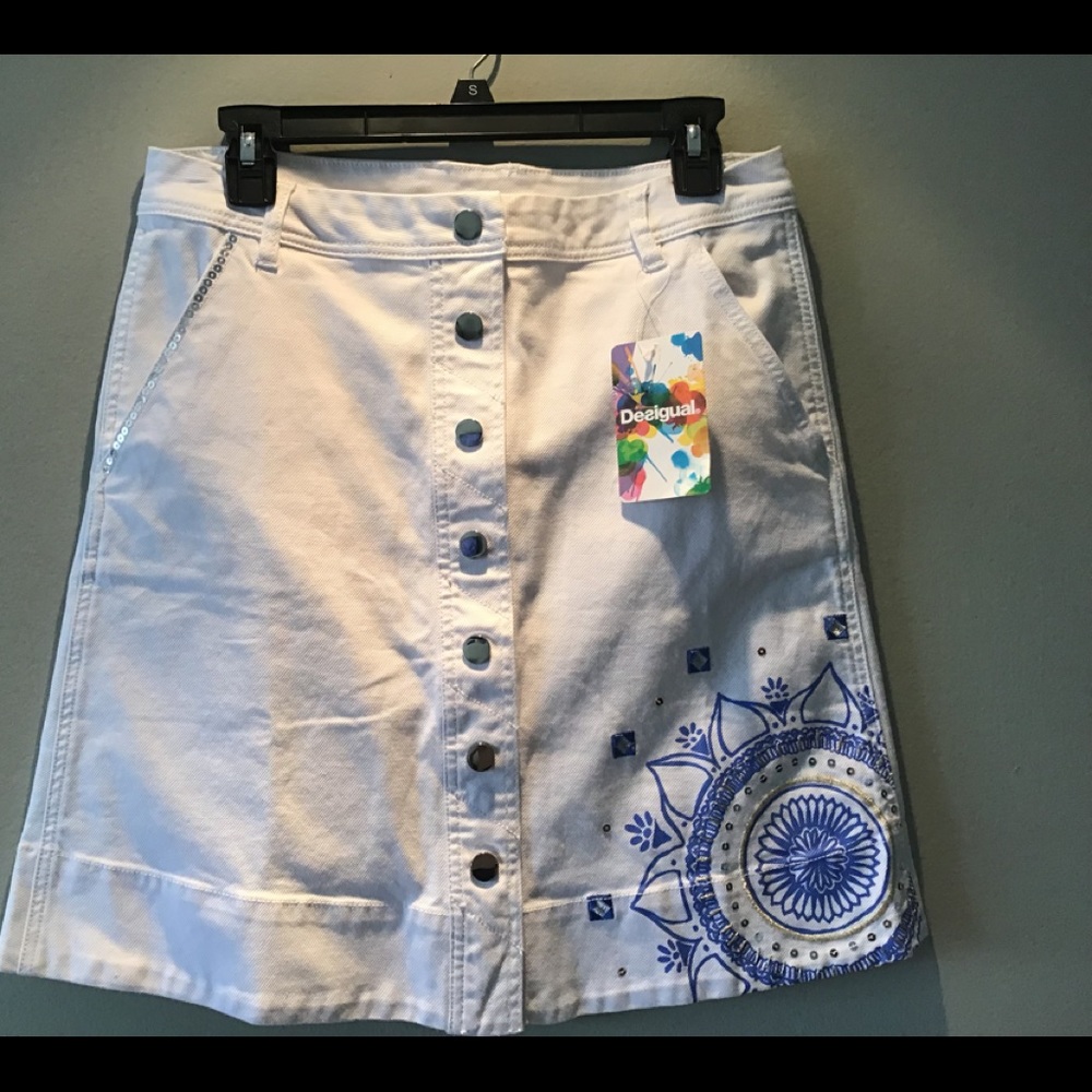 Gorgeous white jean style mini skirt in white